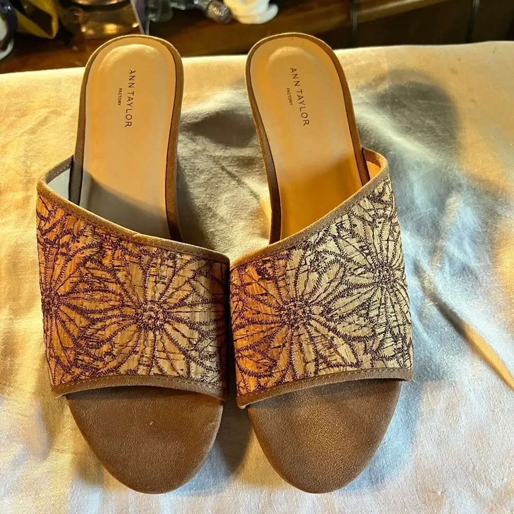 Ann Taylor Factory Slide on Sandals Offset style 2” wedge Floral tone on tone - Picture 3 of 5